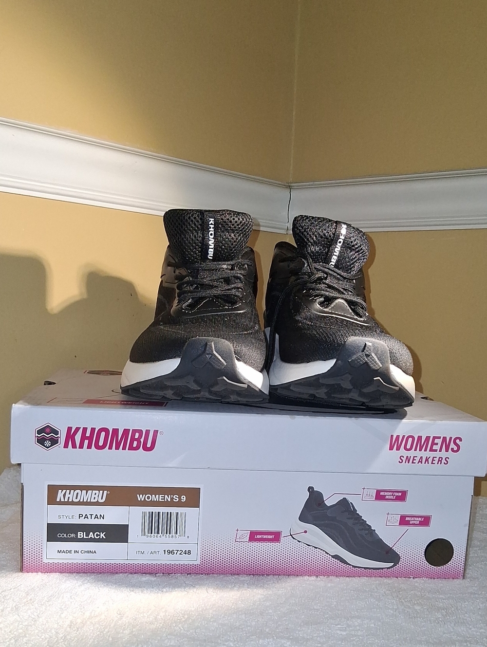 Khombu Kids Black and White Athletic Sneakers